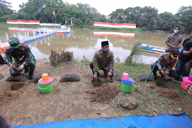 Wali Kota Hadir Dalam Pengibaran Bendera Merah Putih Di Tengah Sungai