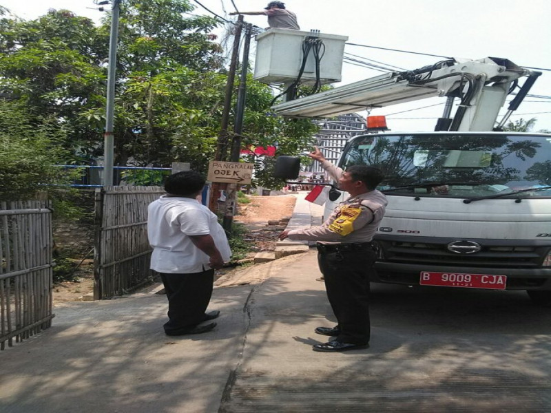 IMG-binmas-kedaung-baru-dampingi-dina-pekerjaan-umum-pasang-lampu-jalan-jembatan-kedaung-baru