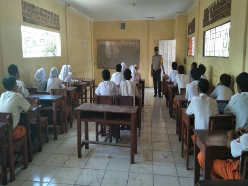 IMG-bhabinkamtibmas-polsek-sepatan-aiptu-khairul-saleh-sosialisasi-dengan-siswa-siswi-smk-cemerlang