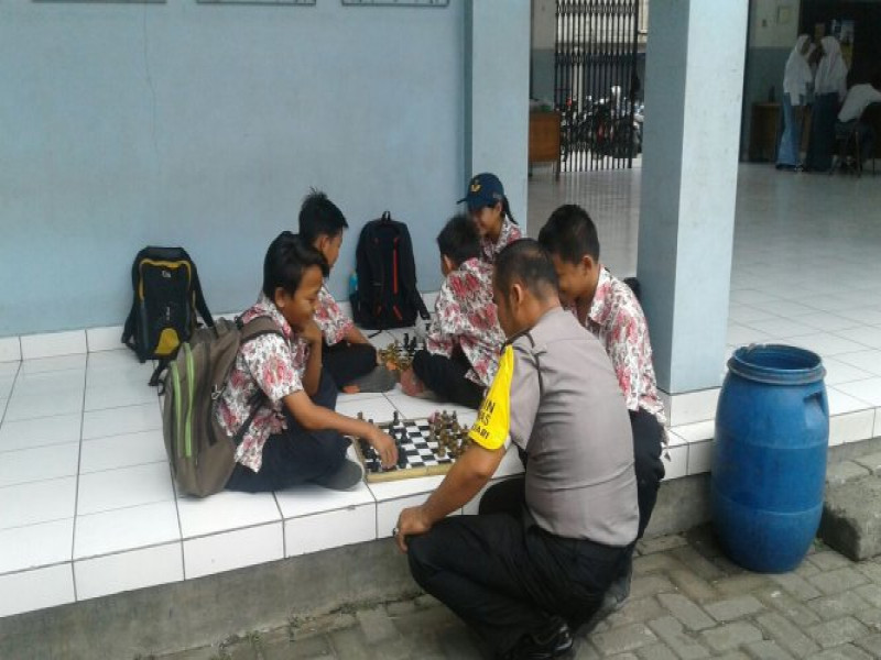 IMG-binmas-kelurahan-neglasari-himbau-pelajar-sambil-bermain-catur