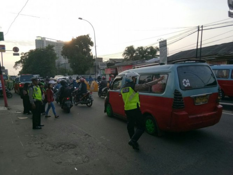 IMG-unit-lantas-polsek-jatiuwung-melakukan-pelayanan-rutin-gatur-lalin-pagi-hari