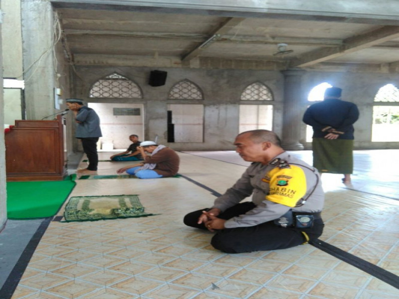 IMG-binmas-cinta-masjid-aiptu-priyadi-sholat-dzuhur-berjamaah-di-masjid-al-mujayyin-bersama-warga