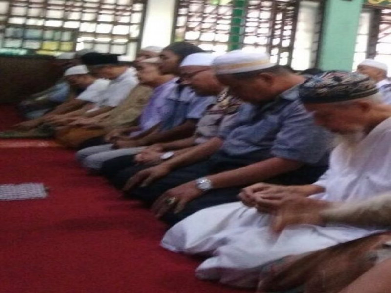 IMG-kapolsek-benda-melaksanakan-shalat-jumat-di-masjid-al-hikmah