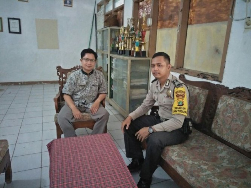 IMG-bhabinkamtibmas-polsek-sepatan-giat-polkis-ke-sekolah-smp-pgri-sepatan