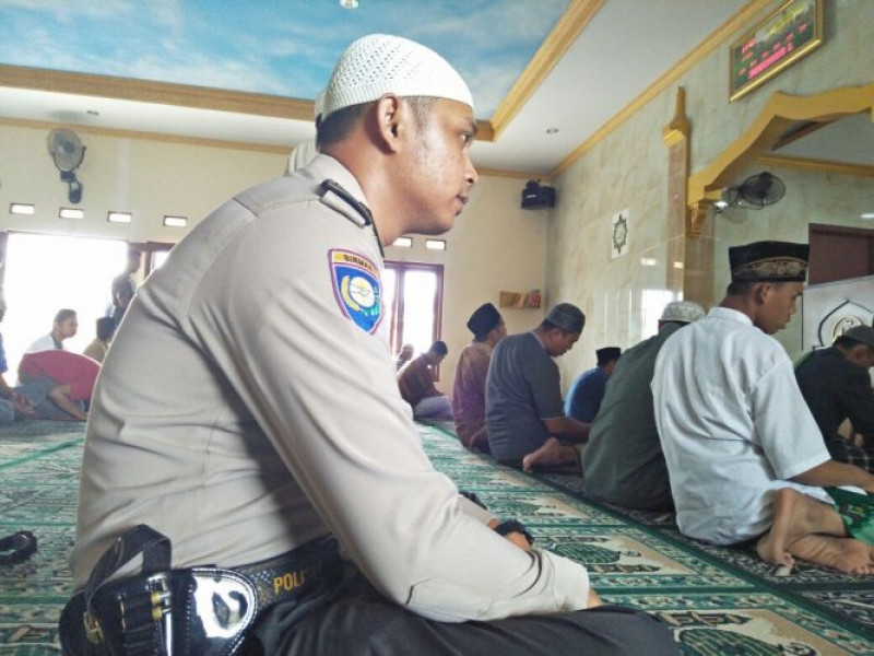 IMG-bhabinkamtibmas-polsek-sepatan-brigadir-sidik-amarullah-sholat-jumat-berjamaah-di-masjid-at-taubah