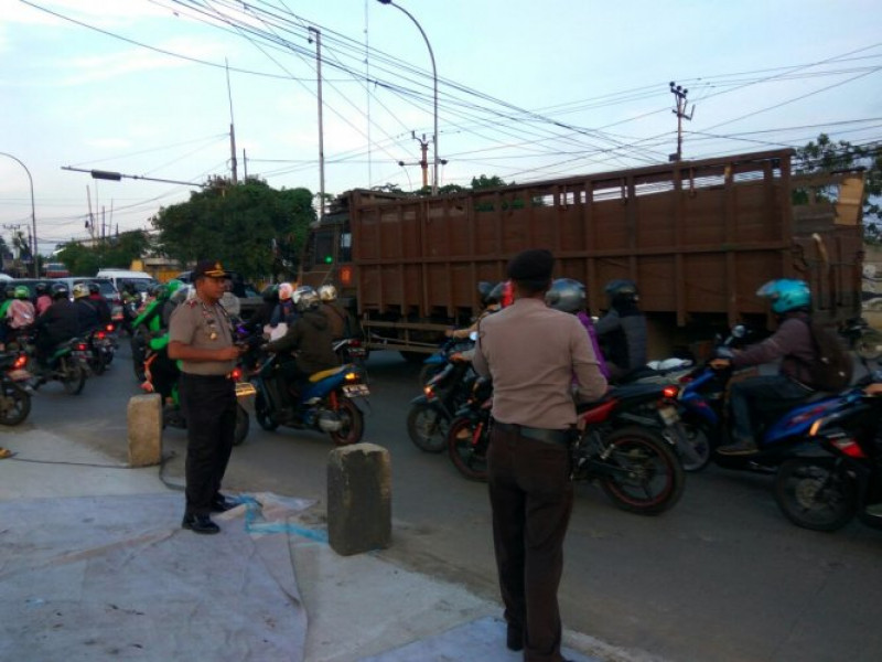 IMG-kapolsek-jatiuwung-dan-jajarannya-melaksanakan-pelayanan-sore-gatur-lalin-di-jl-gatot-subroto