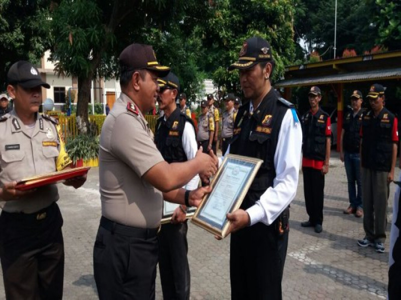 IMG-kapolsek-jatiuwung-berikan-penghargaan-kepada-anggota-pokdarkamtibmas-yang-berprestasi