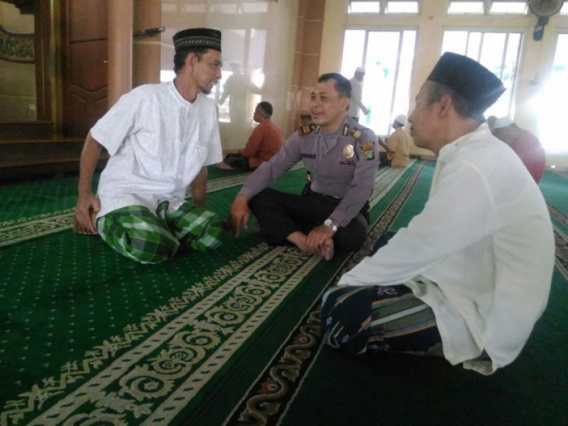 IMG-giat-cinta-masjid-wakapolsek-jatiuwung-shalat-dzuhur-berjamaah-bersama-warga-di-masjid-al-wahdah