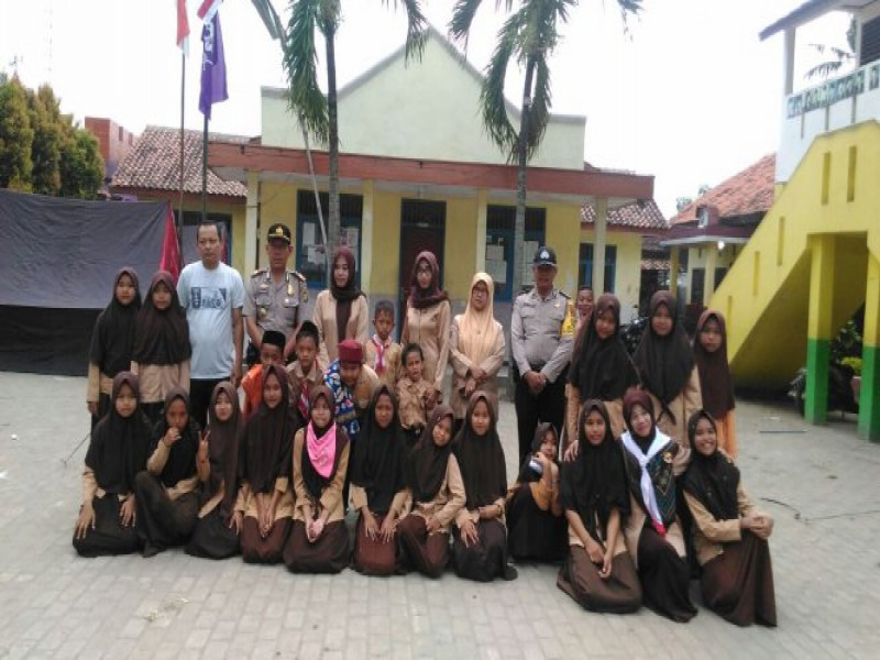 IMG-polkis-kapolsek-pakuhaji-akp-suyatno-sh-di-dampingi-bhabin-aiptu-sumadi-berkunjung-ke-sekolah-madrasah-ibtidaiyah