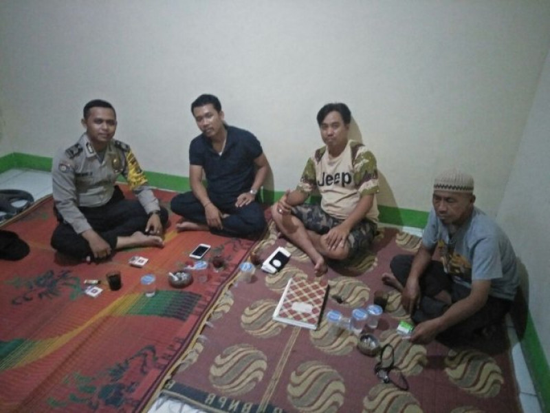 IMG-bhabinkamtibmas-polsek-sepatan-rangkul-ketua-rw-dan-toga