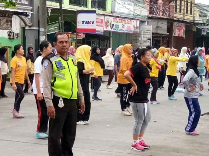 IMG-lantas-polsek-jatiuwung-dan-puskesmas-cibodas-layani-masyarakat-saat-car-free-day-di-jl-prambanan