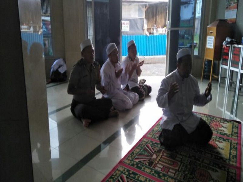 IMG-saat-pengamanan-kegiatan-fpi-aiptu-m-idris-lakukan-sholat-ashar-berjamaah-di-mushola-al-fathah