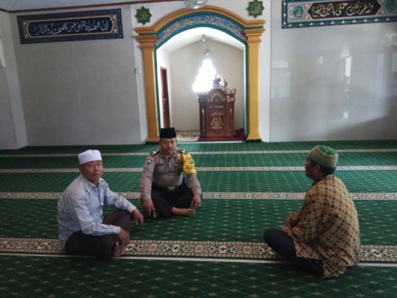 IMG-waspada-terhadap-kelompok-aliran-radikalisme-pesan-kamtibmas-yang-disampaikan-oleh-aiptu-nasrudin-saat-sambang-ke-tokoh-agama