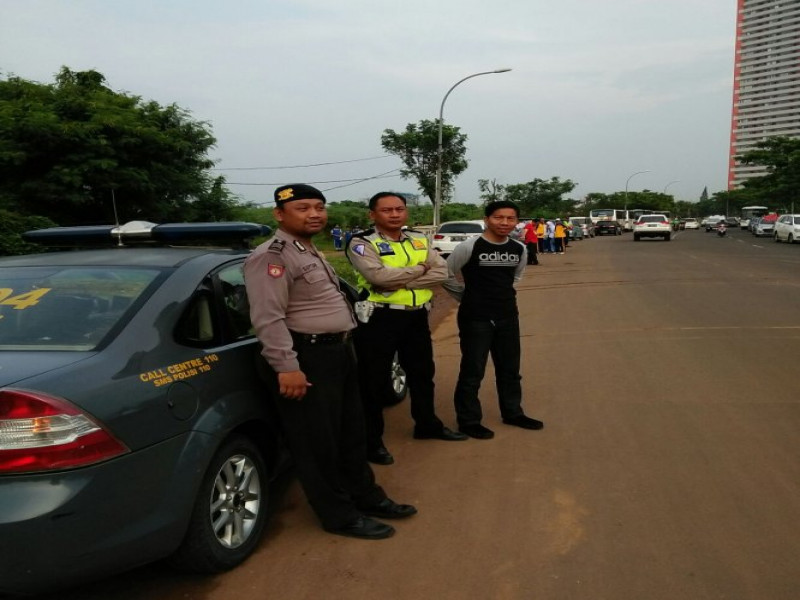 IMG-anggota-unit-sabhara-polsek-cipondoh-berikan-pengamanan-lomba-gerak-jalan-tingkat-sd