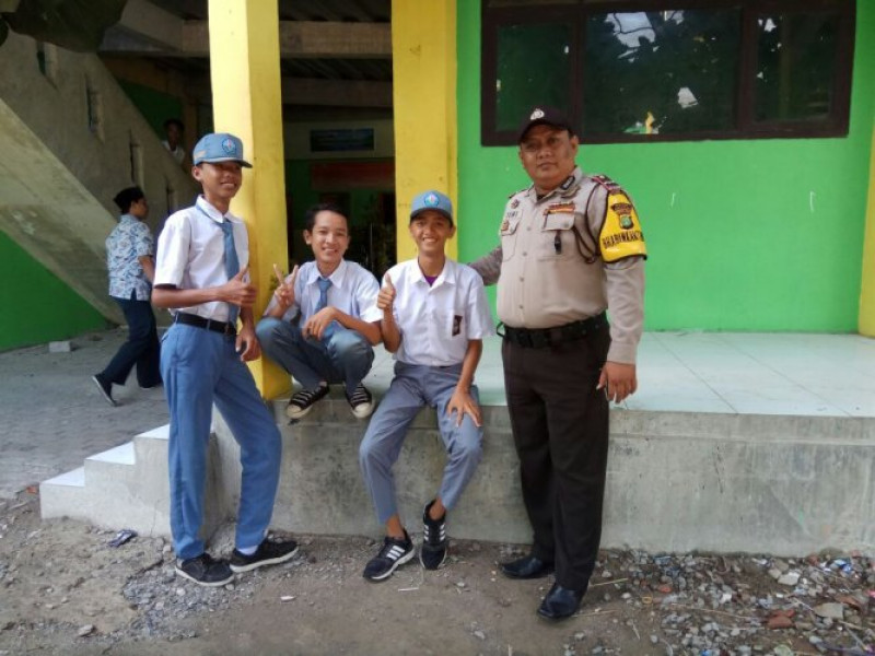 IMG-bhabinkamtibmas-polsek-sepatan-jalin-keakrapan-dengan-siswa-siswi-pelajar