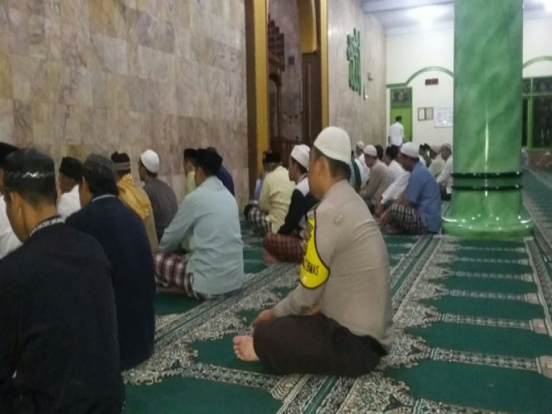 IMG-tingkatkan-iman-dan-taqwa-anggota-piket-binmas-polsek-cipondoh-ikut-sholat-subuh-berjamaah