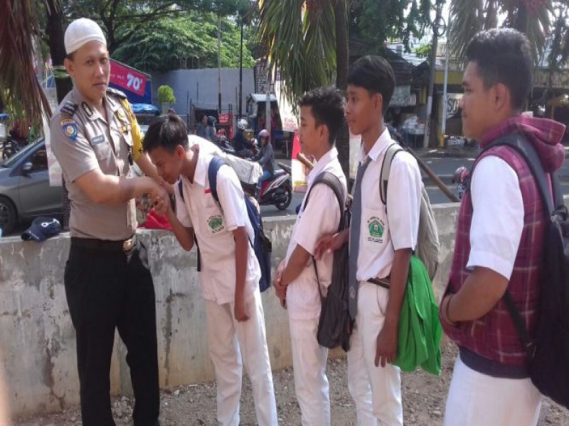 IMG-jangan-nongkrong-setelah-bubaran-sekolah-pesan-yang-disampaikan-aipda-iswadi-saat-sambang-di-sekolah-mts-sanawiyah-manbaul-khoir