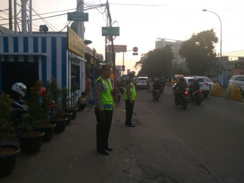 IMG-kanit-lantas-polsek-jatiuwung-bersama-anggotanya-gatur-lalin-di-depan-rs-an-nisa