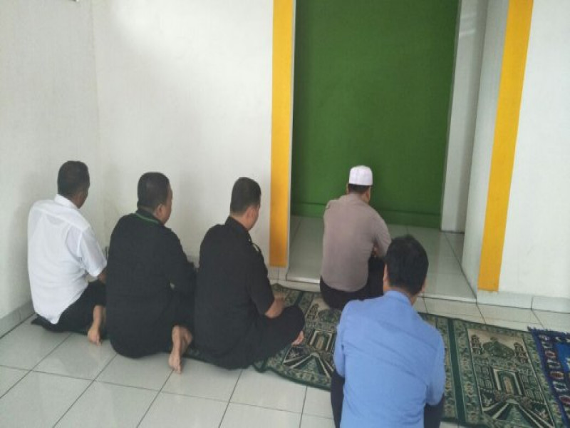 IMG-disela-kesibukannya-binmas-aiptu-m-idris-selalu-melakukan-sholat-berjamaah