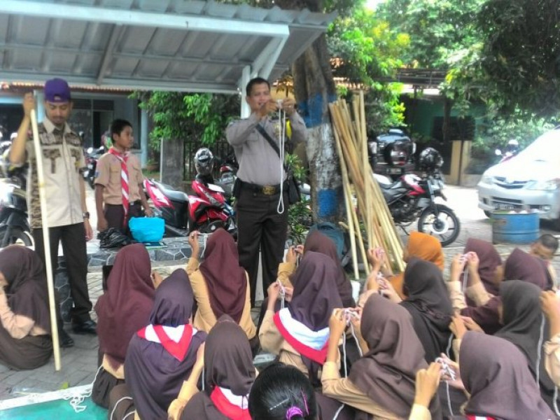 IMG-polkiss-bhabinkamtibmas-pasir-jaya-ajak-siswa-disiplin-dan-ikuti-kegiatan-yang-bermanfaat