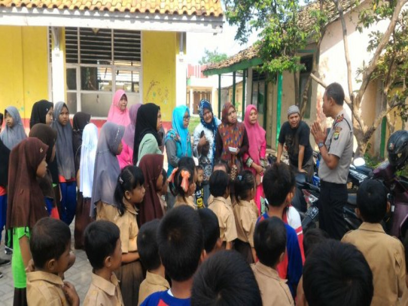 IMG-polkis-kanit-bimas-ipda-sambas-kunjungi-sekolah-dan-wali-murid