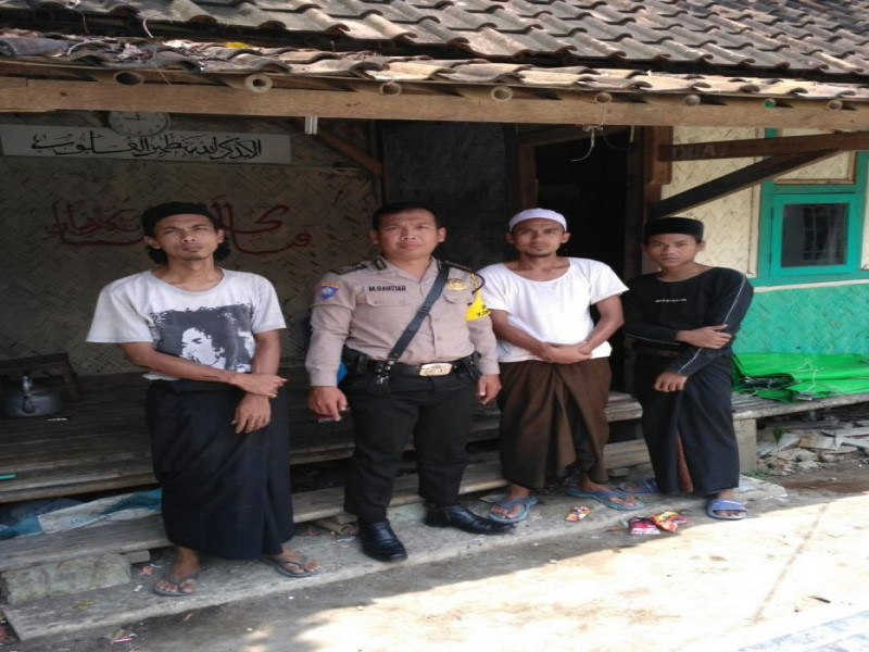 IMG-polsantren-bhabinkamtibmas-bripka-mbahtiar-mengunjungi-pesantren-assyukriyah