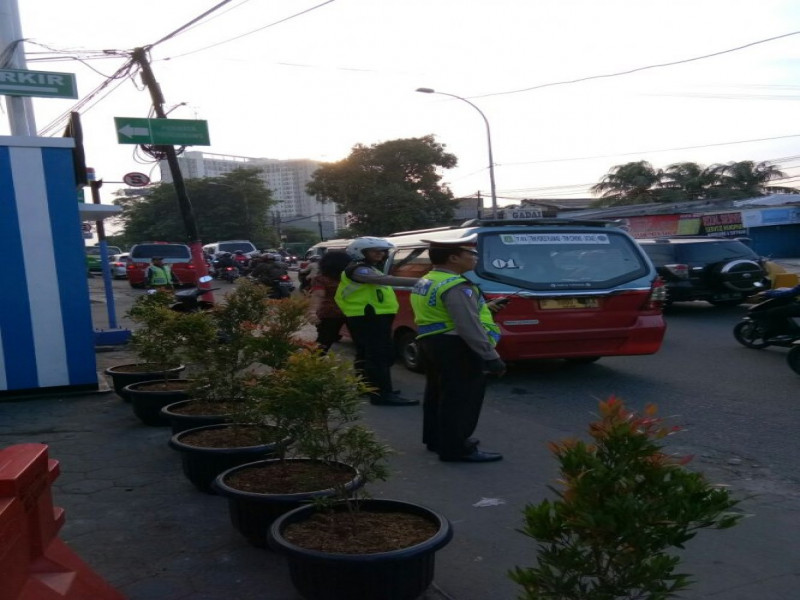 IMG-bersama-anggotanya-kanit-lantas-polsek-jatiuwung-gatur-lalin-di-depan-pos-pantau-rs-an-nisa