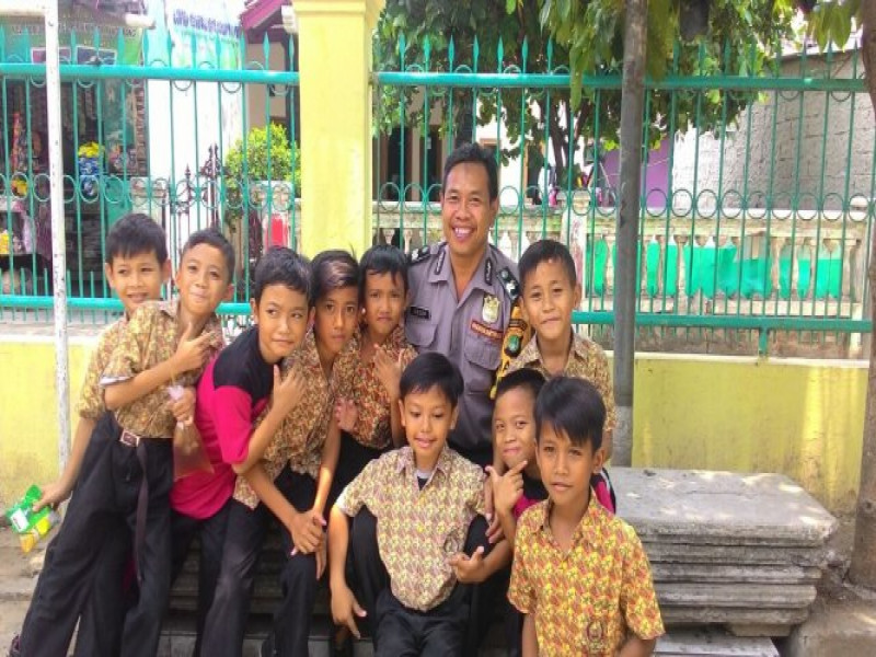 IMG-kegiatan-polkiss-di-madrasah-nurul-falah-aiptu-cecep-rangkul-anak-anak-dengan-ceria