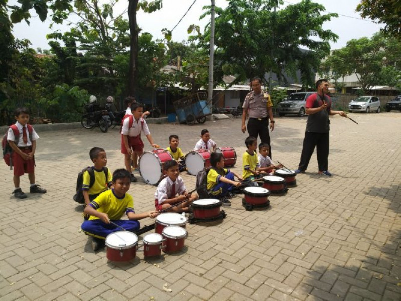 IMG-binmas-kelurahan-mekarsari-kunjungi-murid-sd-berlatih-drum-band
