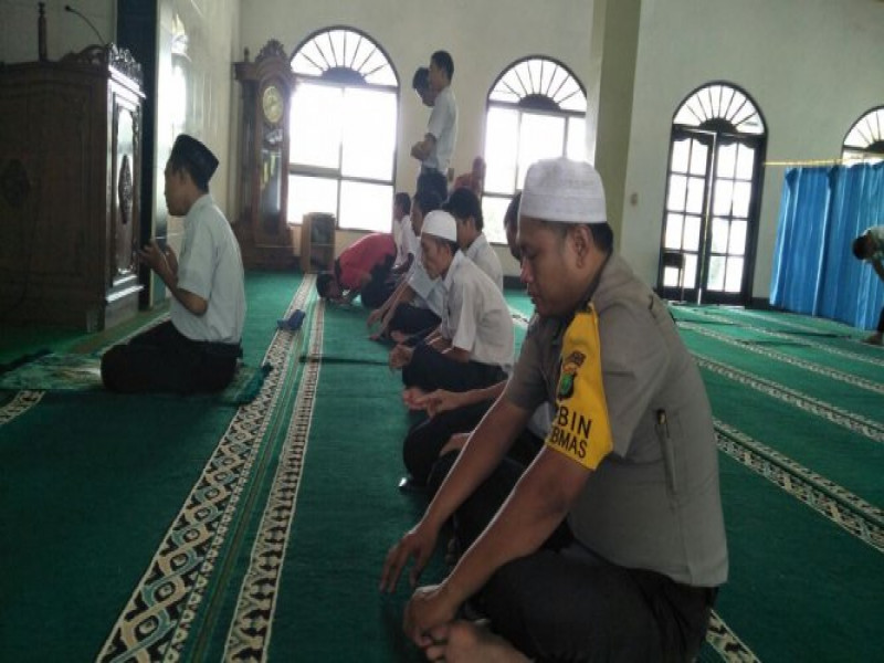 IMG-bhabinkamtibmas-kelurahan-jatake-shalat-dzuhur-berjamaah-bersama-warga-di-masjid-nurul-iman