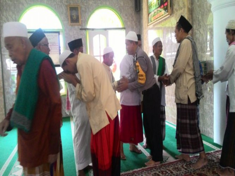 IMG-usai-sholat-ashar-berjamaah-aiptu-cecep-jalin-silaturahmi-dan-berdialog-dengan-para-jamaah