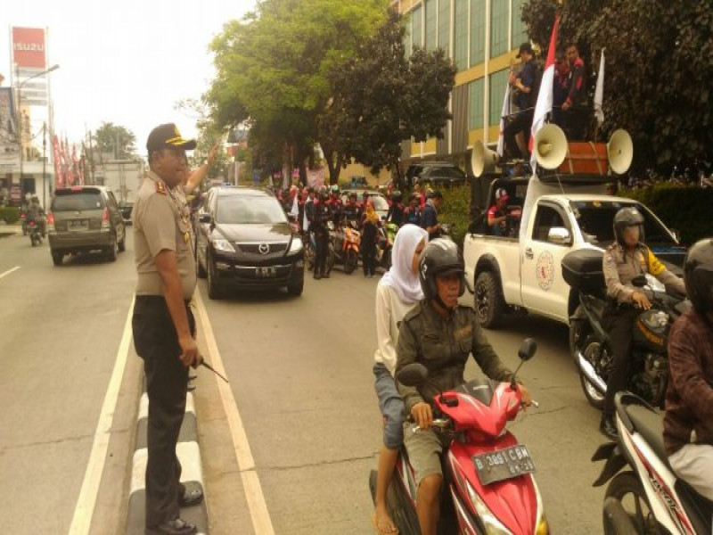 IMG-kapolsek-jatiuwung-mengawal-massa-fspmi-yang-berangkat-menuju-kantor-disnakertrans-kab-tangerang