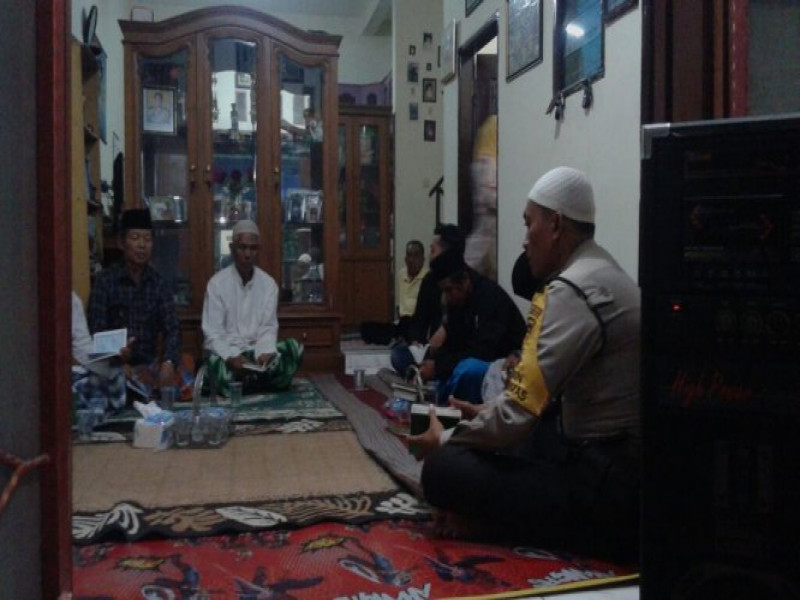 IMG-bhabinkamtibmas-karangsari-hadiri-acara-tahlil-warga