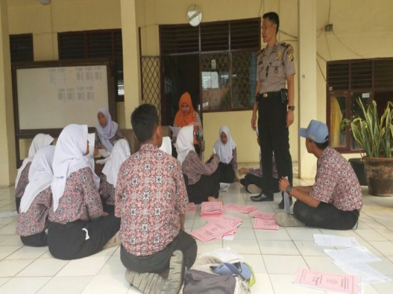 IMG-polkiss-kanit-binmas-polsek-jatiuwung-iptu-fahyani-sambangi-sma-baidhaul-ahkam