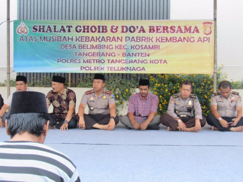 IMG-polisi-kapolres-menghadiri-doa-bersama-korban-kebakaran-pabrik-kembang-api