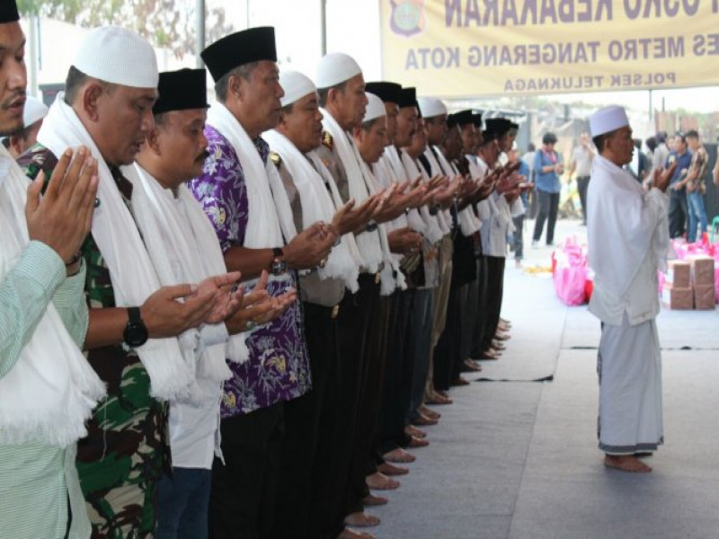 IMG-sholat-ghoib-dan-doa-bersama-tokoh-agama-dan-warga-korban-kebakaran-gudang-kosambi