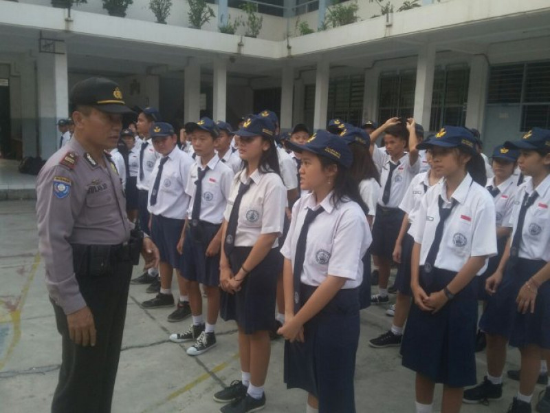 IMG-ps-kanit-binmas-polsek-neglasari-binluh-pelajar-smp-dharma-widya