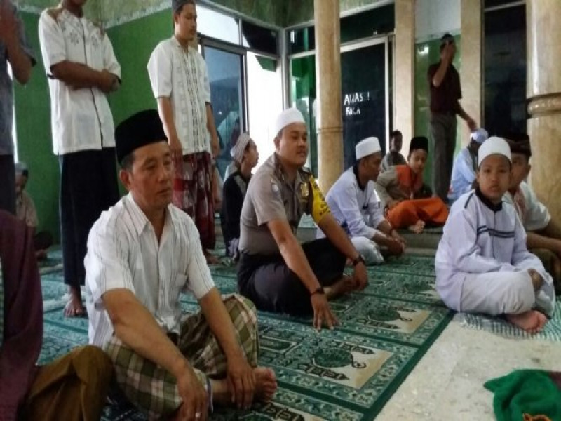 IMG-binmas-kelurahan-alam-jaya-bripka-m-zaenudin-sholat-ashar-berjamaah-bersama-warga-di-masjid-al-qobul