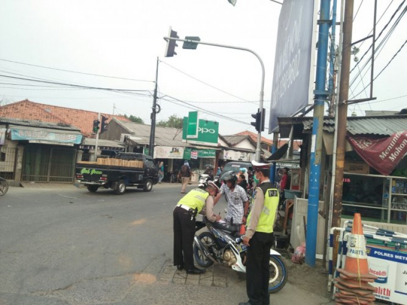 IMG-kanit-lantas-polsek-teluknaga-giat-penindakan-pelanggaran-lantas-ops-zebra-2017