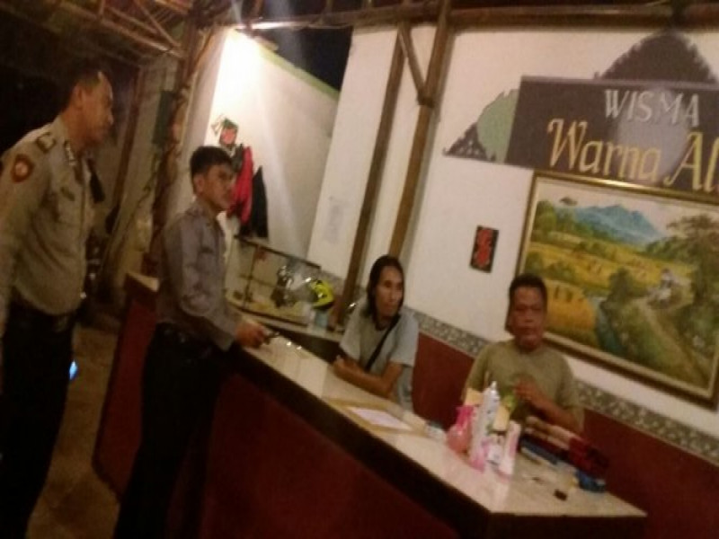 IMG-sabhara-polsek-neglasari-imbau-tolak-tamu-hotel-tanpa-identitas