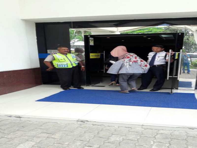 IMG-kapolsubsektor-palem-semi-berjaga-di-bank-btn-dan-bank-kredit-plus-di-ruko-madrid-palem-semi