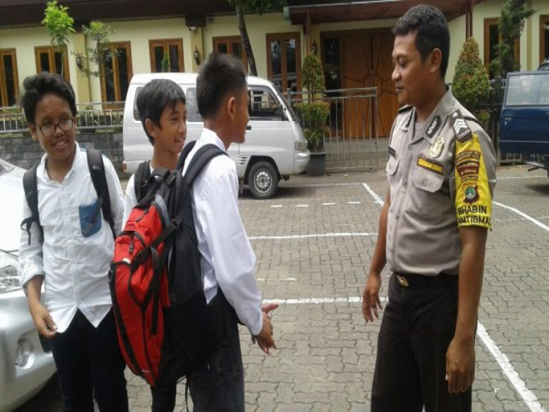 IMG-dalam-polkiss-bhabinkamtibmas-cibodas-baru-ajak-siswa-smp-strada-slamet-riyadi-berdialog