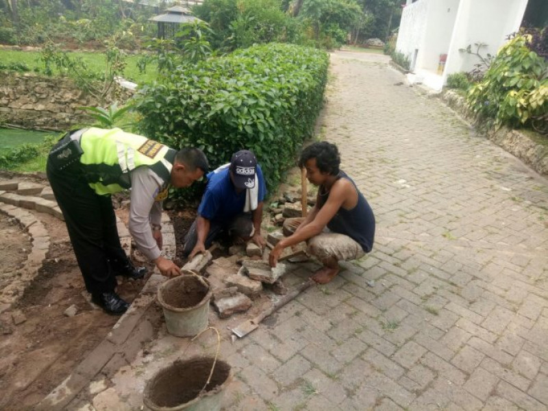 IMG-bhabinkamtibmas-polsek-jatiuwung-kerja-bakti-bersama-warga-membuat-saluran-air