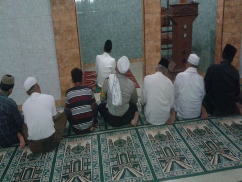 IMG-polisi-cinta-masjid-aiptu-suwarto-sholat-ashar-berjamaah-di-masjid-jami-at-taqwa