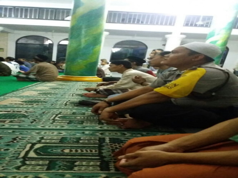 IMG-bripka-m-zaenudin-sholat-dzuhur-bersama-warga-kp-ledug-di-masjid-al-istikomah