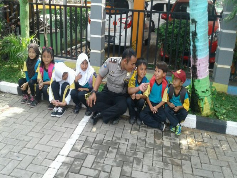 IMG-bhabinkamtibmas-kelurahan-neglasari-bermain-dengan-murid-sd-dalam-polkiss