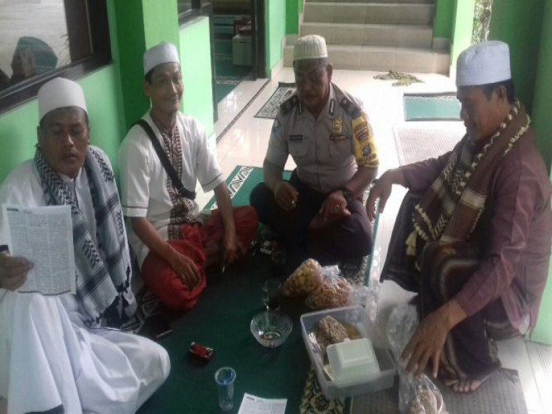 IMG-bhabinkamtibmas-gembor-polsek-jatiuwung-sambangi-ketua-dkm-masjid-baitul-maghfiroh