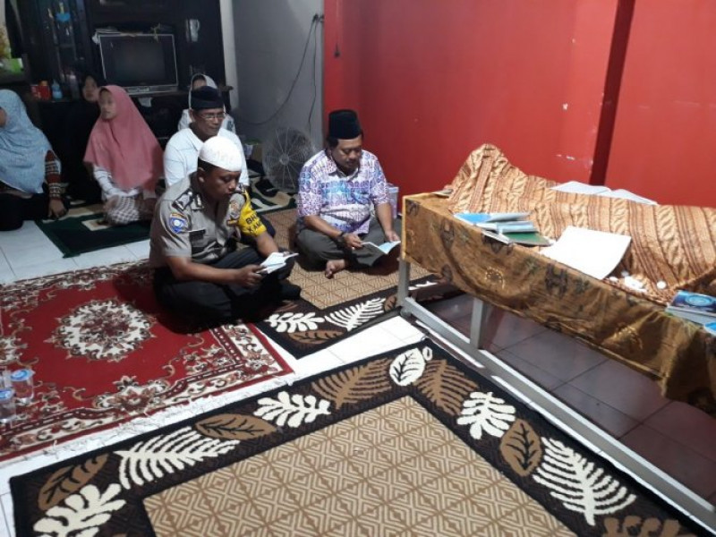 IMG-bhabinkamtibmas-polsek-jatiuwung-bripka-haris-bersama-lurah-cibodasari-takziyah-ke-rumah-duka