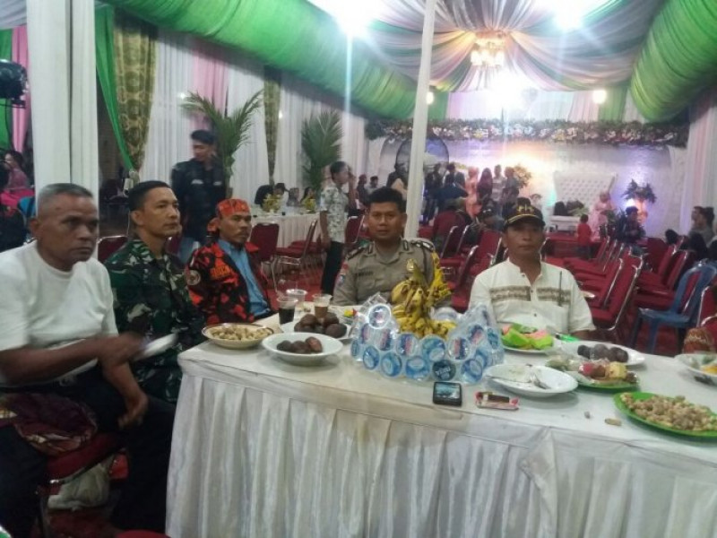 IMG-bhabinkamtibmas-kelurahan-periuk-bersama-babinsa-hadiri-hajatan-warganya