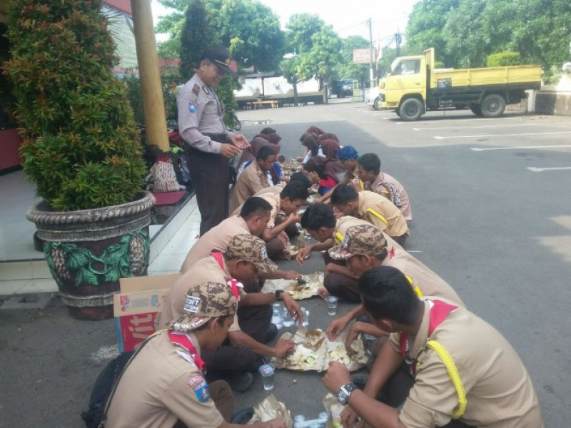 IMG-implementasikan-polkiss-dengan-out-bound-kapolsek-neglasari-cegah-para-pelajar-terjebak-pergaulan-negatif